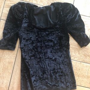 Square neck velvet top with puffed sleeve
